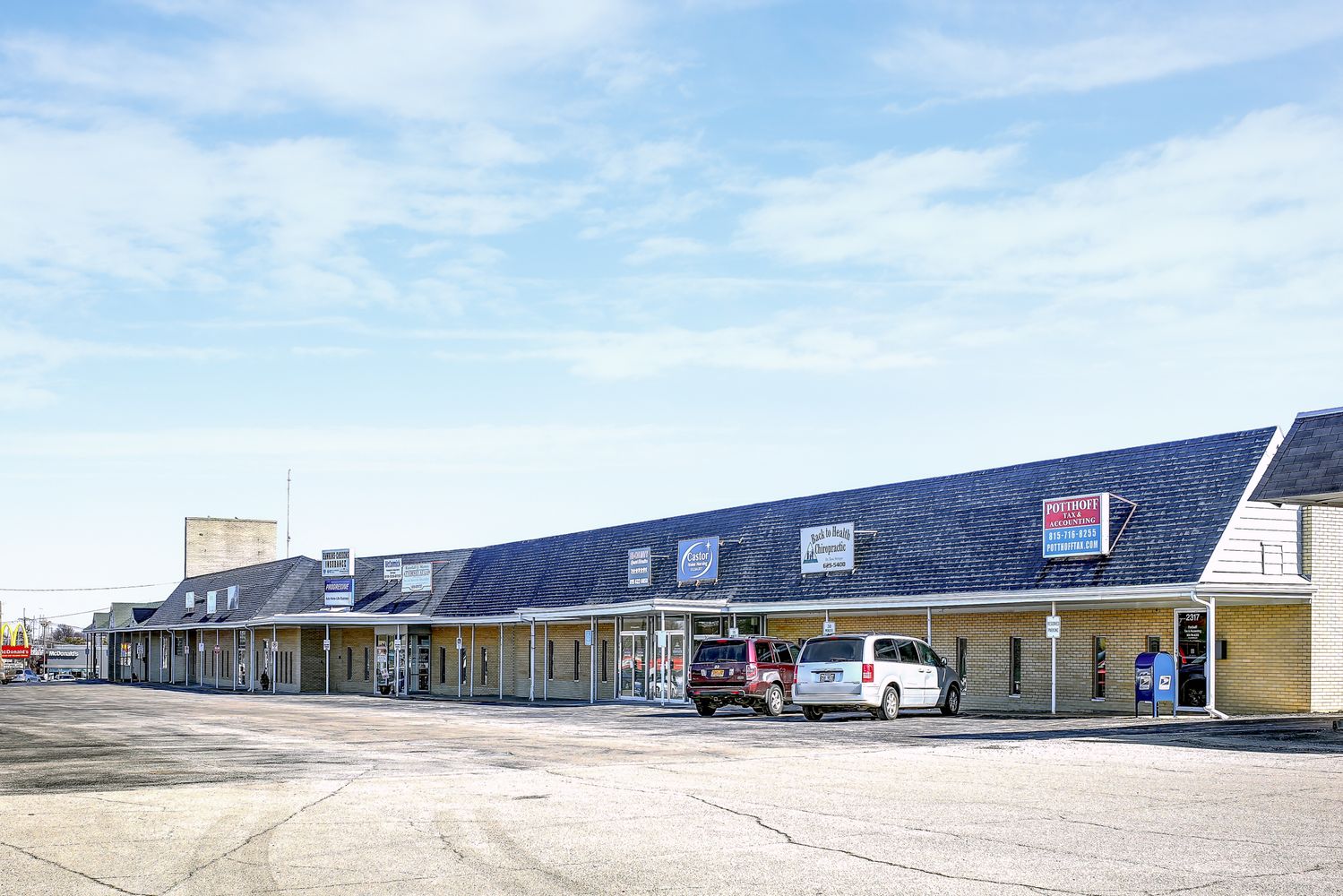 Lee Wayne Plaza: 2317 E Lincolnway, Sterling, IL 61081